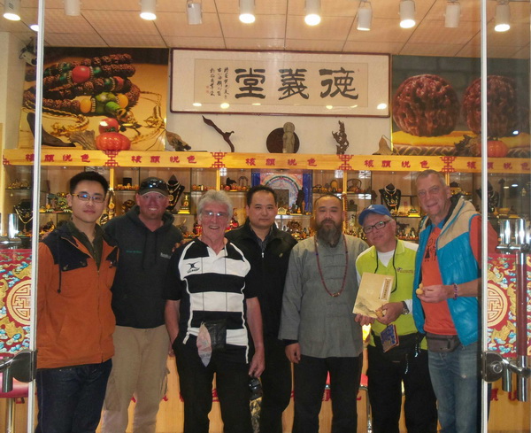 英國(guó)采訪團(tuán)來(lái)濰坊與張老師學(xué)習(xí)核雕