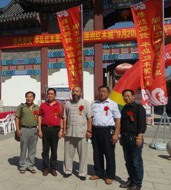 濰坊奇石協(xié)會會長與副會長，秘書長，理事合影留念