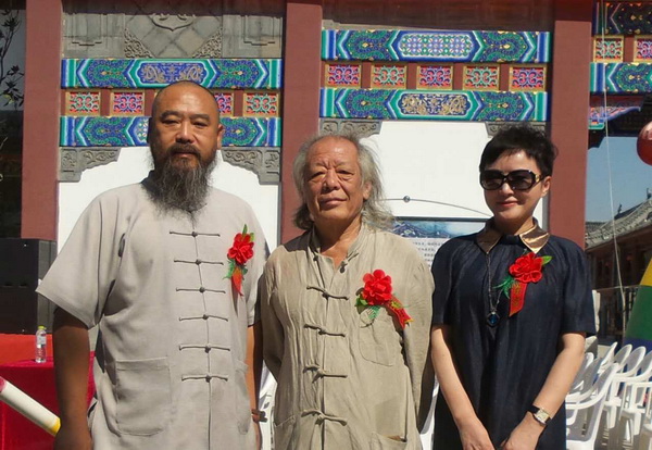 左核雕大師核雕界領(lǐng)軍人物張溫和老師，右指畫大師李冰奇老師0