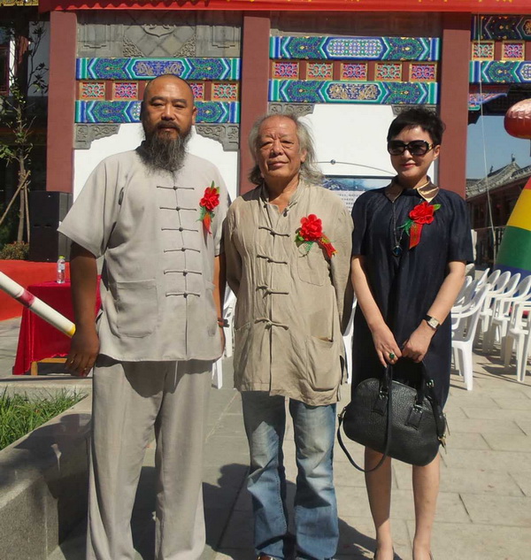 左核雕大師核雕界領(lǐng)軍人物張溫和老師，右指畫大師李冰奇老師111